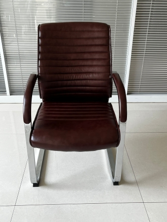 Кресло K-8010L коричневая глянцевая кожа, на полозьях