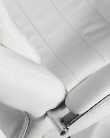 Офисное кресло для руководителей LYNDON белый