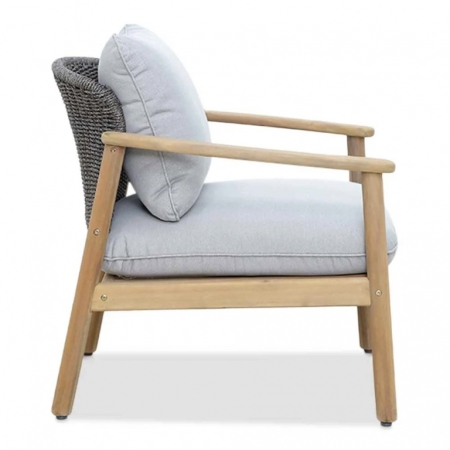 Лаунж-кресло деревянное с серыми подушками Tagliamento Freeport светлое дерево